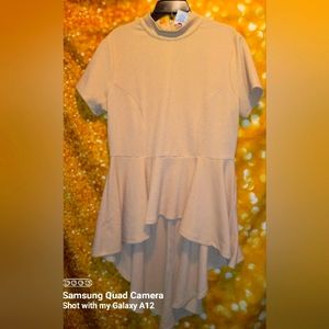 🔆🔅🔆 Beautiful high/low top with short sleeves & ruffled hem. 🔅🔆🔅